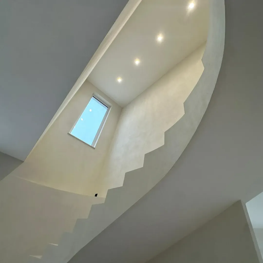 Costruzione scala interna di design su misura a Siracusa
