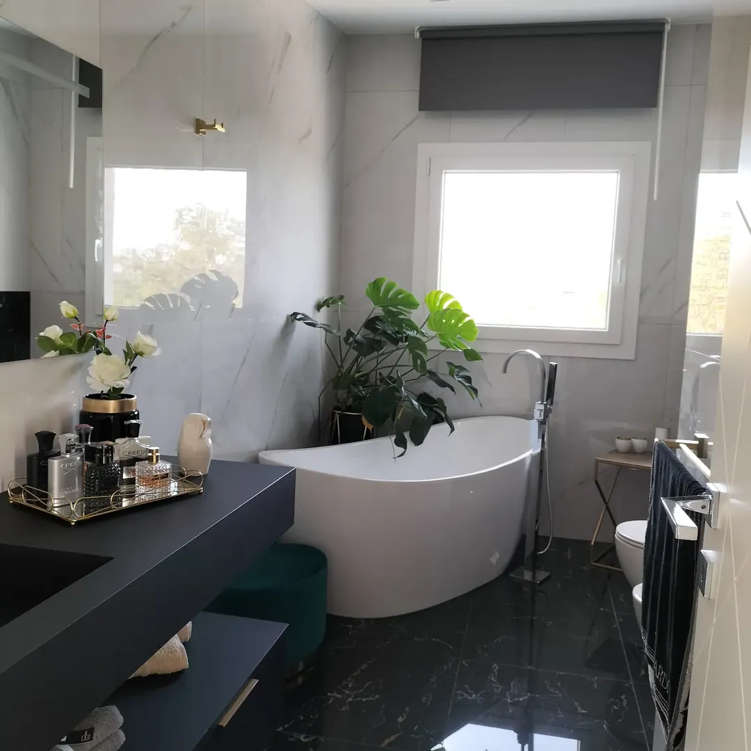Ristrutturazione bagno di lusso con finiture in marmo e vasca freestanding ad Avola